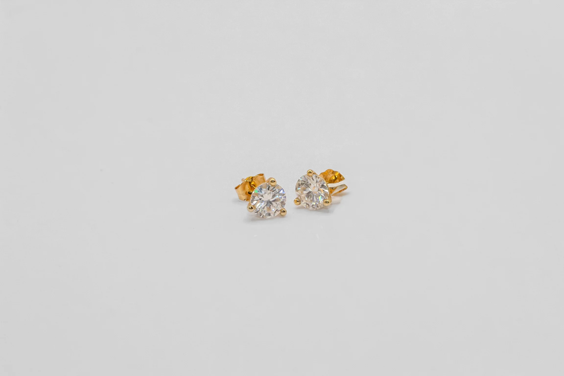 14K Gold Round Diamond Stud Earrings