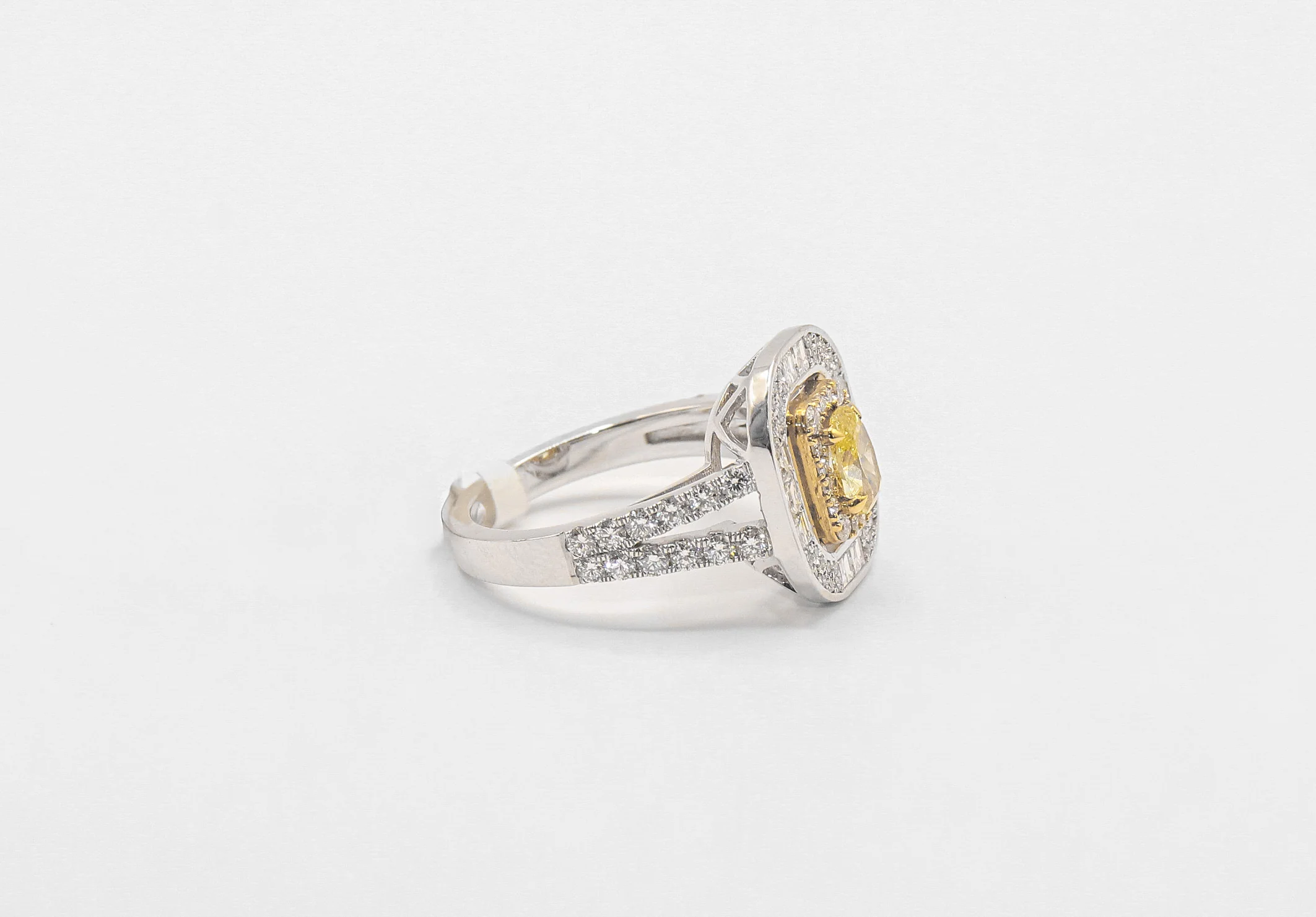 18K White Gold 1.87 Carat Diamond Ring - Image 2