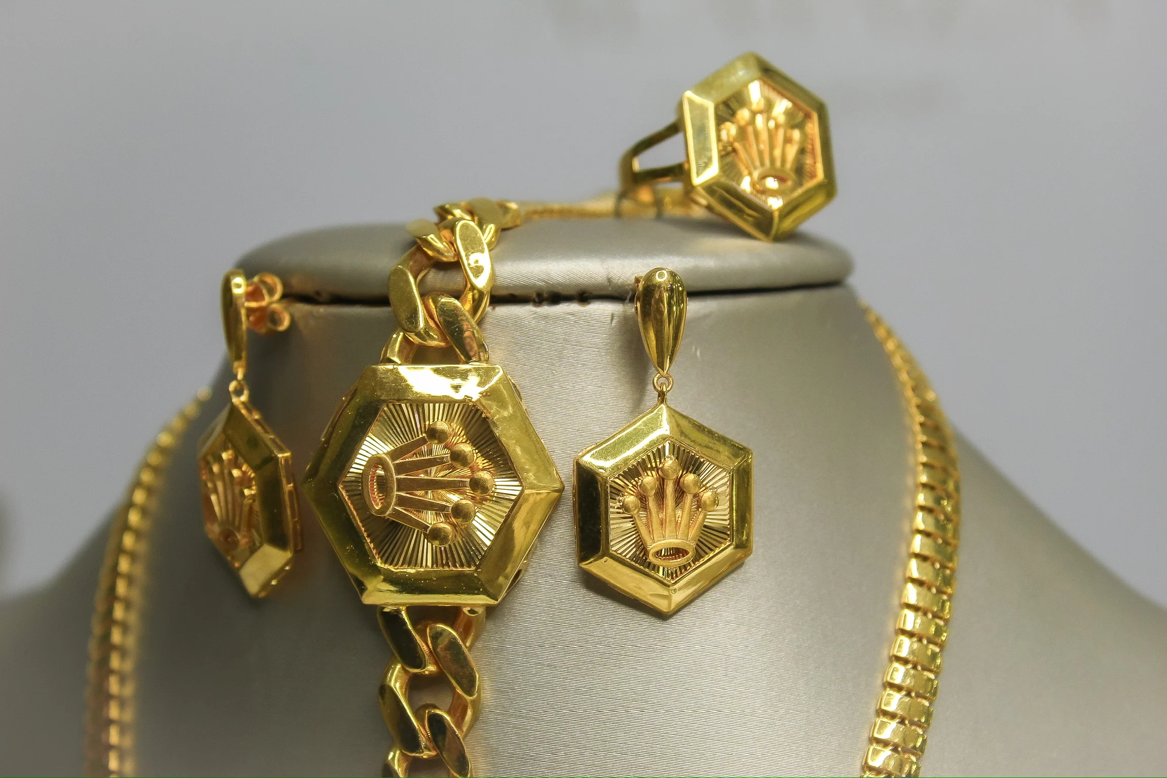 21K Gold Crown Motif Set - Image 2