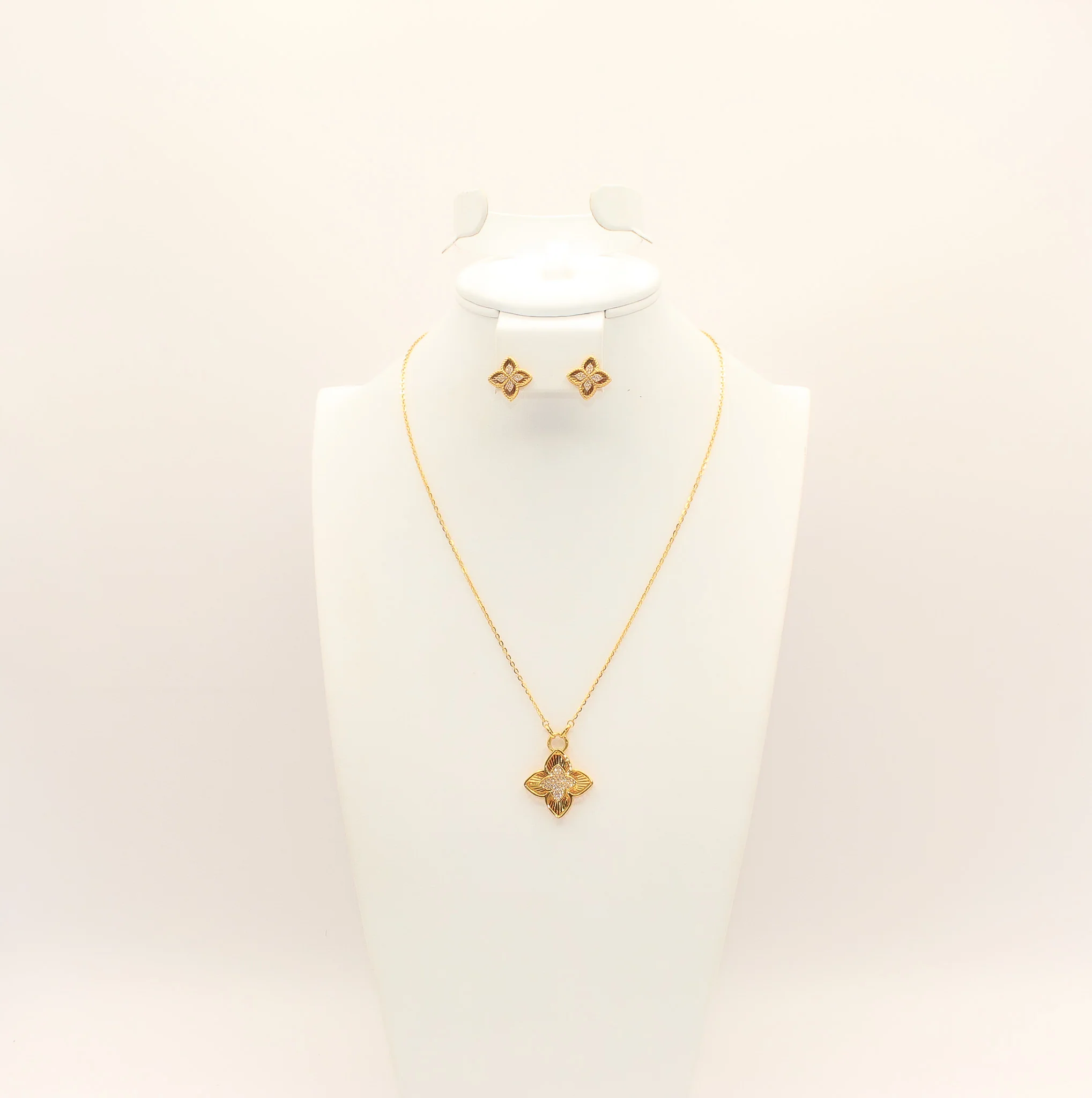 21K Gold Studded Flower Half Set