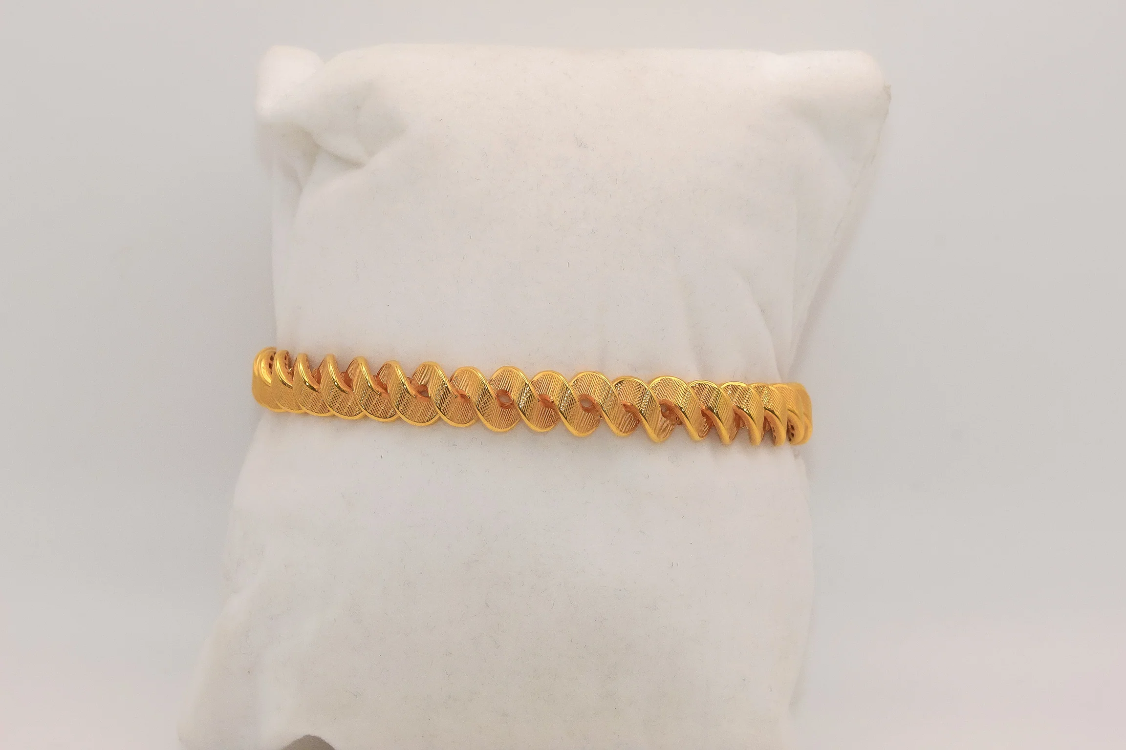 21K Gold Medium Swirl Bracelet