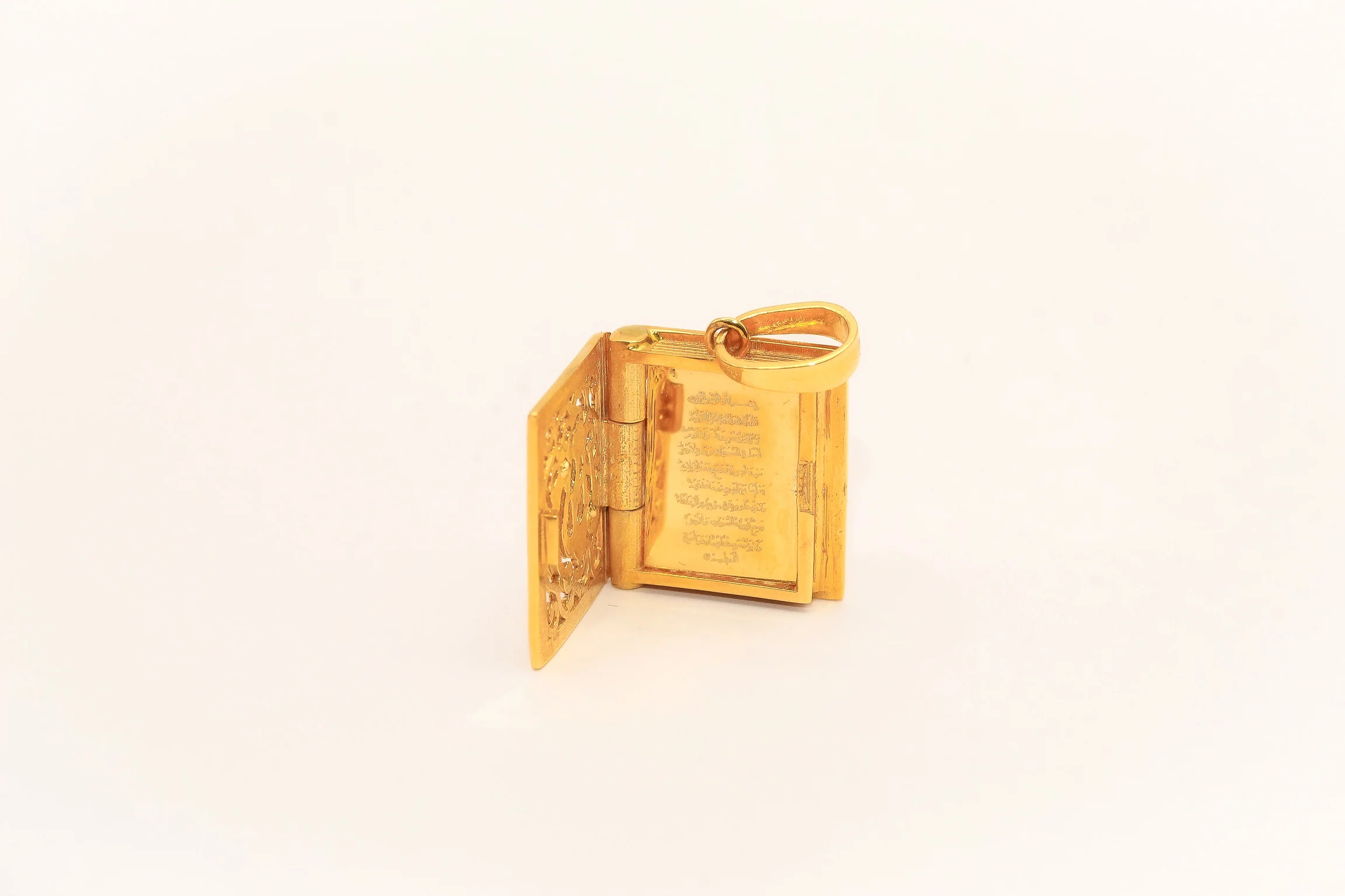 21l Gold Mushaf Pendant - Image 4
